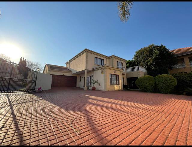 4 BEDROOM FREEHOLD FOR SALE IN FOURWAYS